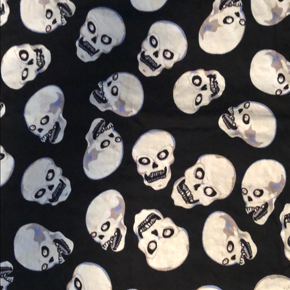 21” x 19” skull bandana